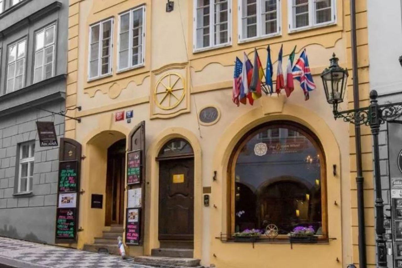 The Golden Wheel Hotel Praga Esterno foto